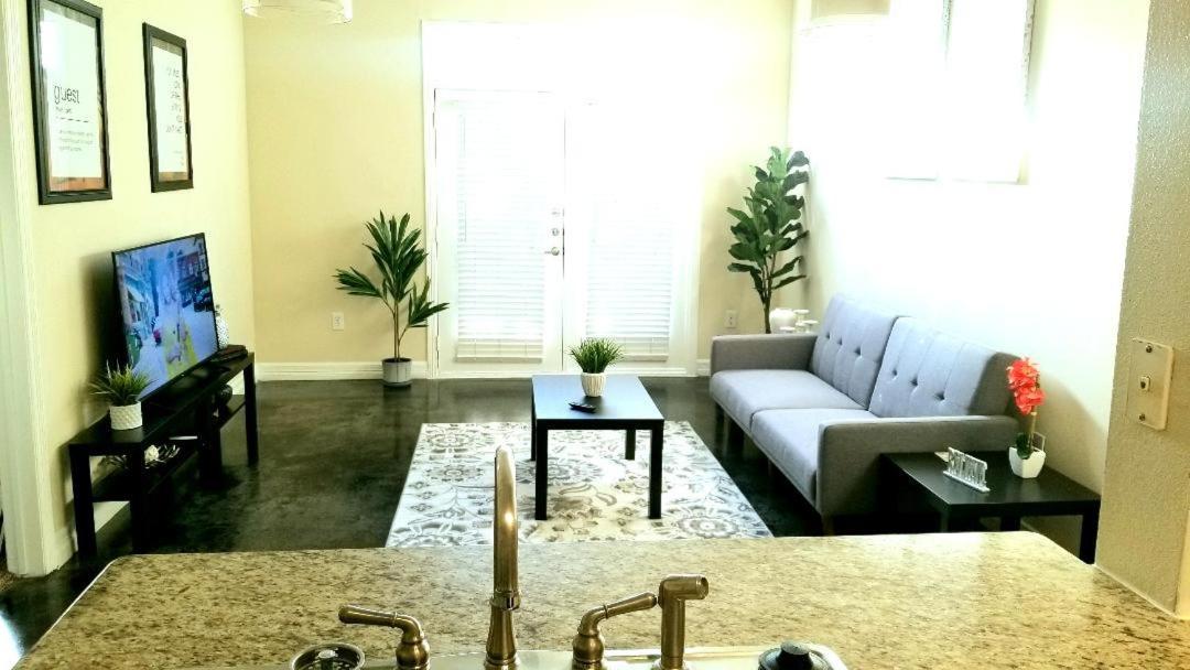 Roomy Downtown Abode Houston Exterior photo